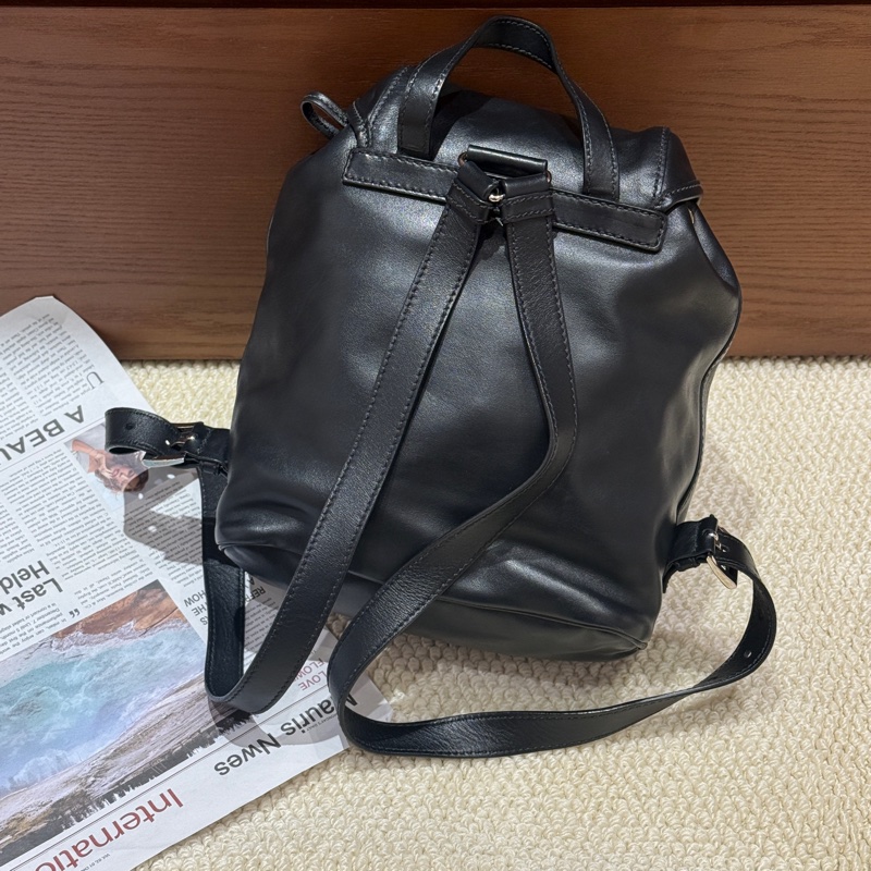 95新Prada中號皮革背包 小牛皮-1