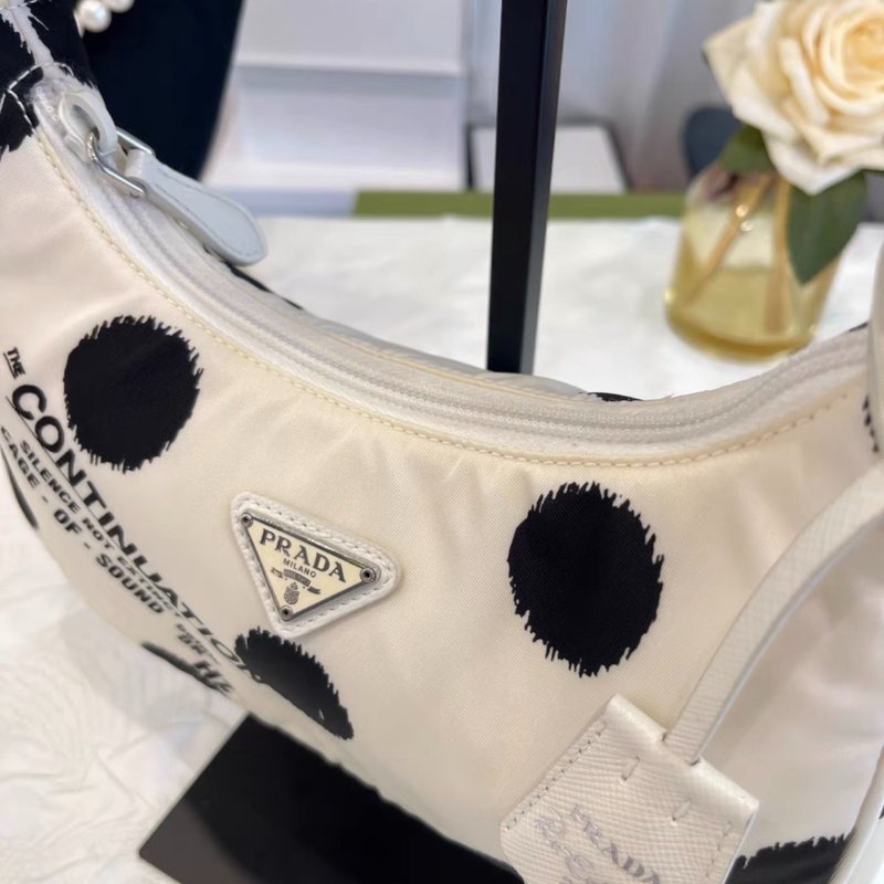 Prada 黑白點點hobo尼龍腋下包 22*17*6 99新配件塵袋-3