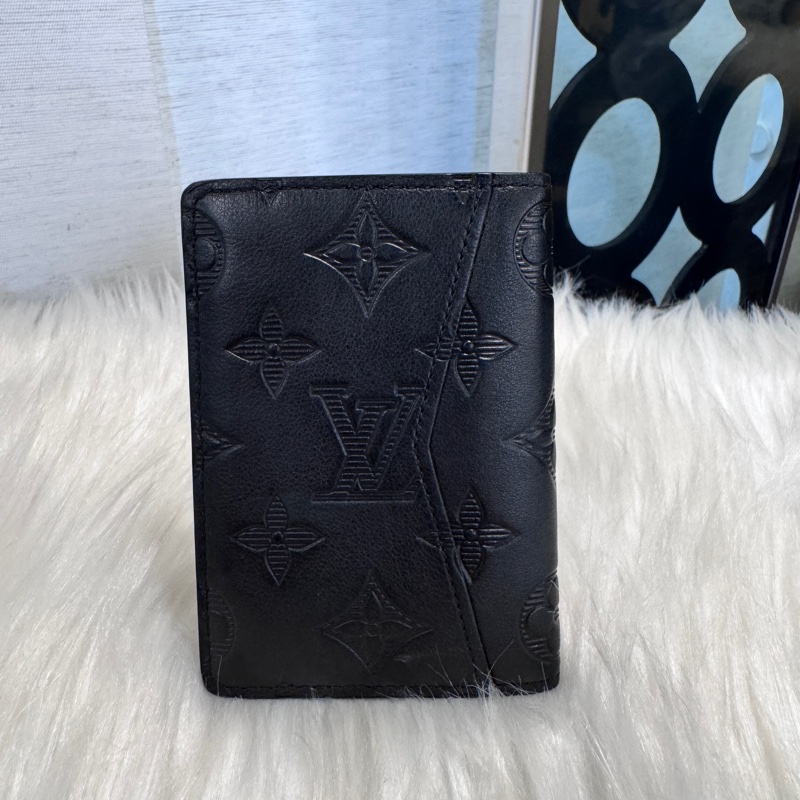 LV 黑牛皮壓紋萬用卡包 晶片款-1