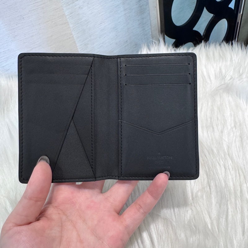 LV 黑牛皮壓紋萬用卡包 晶片款-5