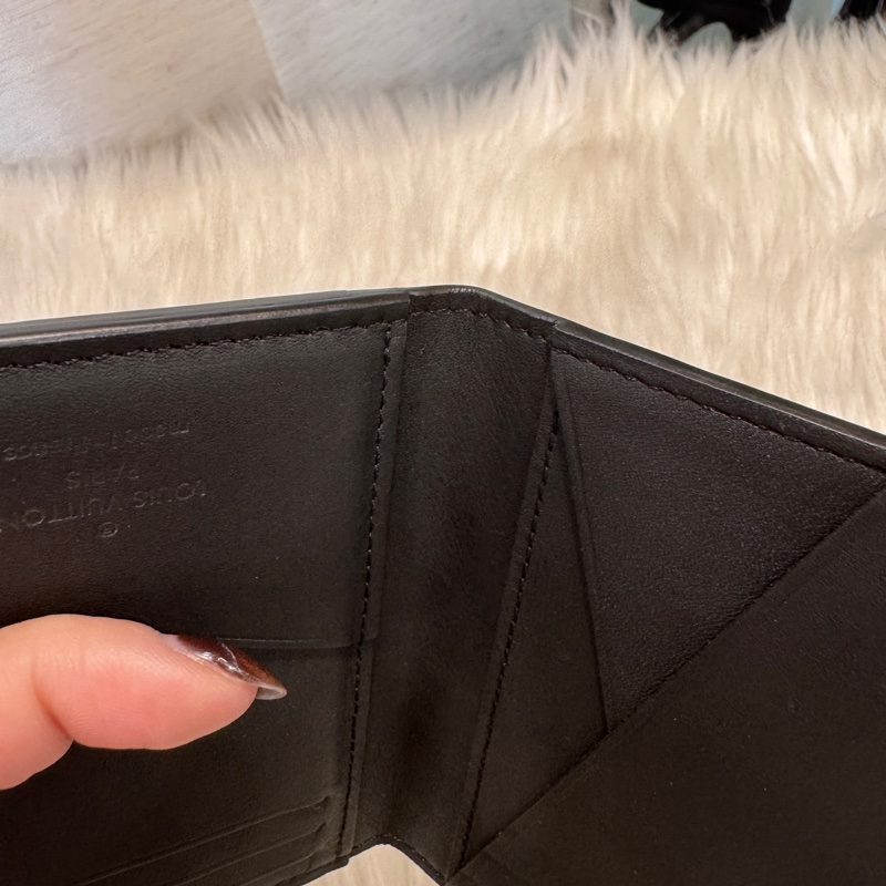 LV 黑牛皮壓紋萬用卡包 晶片款-7