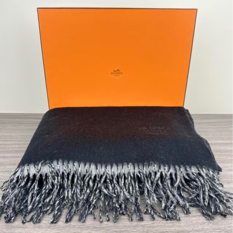 HERMES 雙面雙色羊绒刺繡款圍巾離櫃品-3