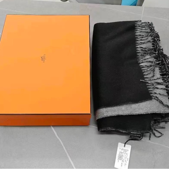 HERMES 雙面雙色羊绒刺繡款圍巾離櫃品-4