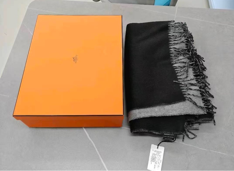 HERMES 雙面雙色羊绒刺繡款圍巾離櫃品-10