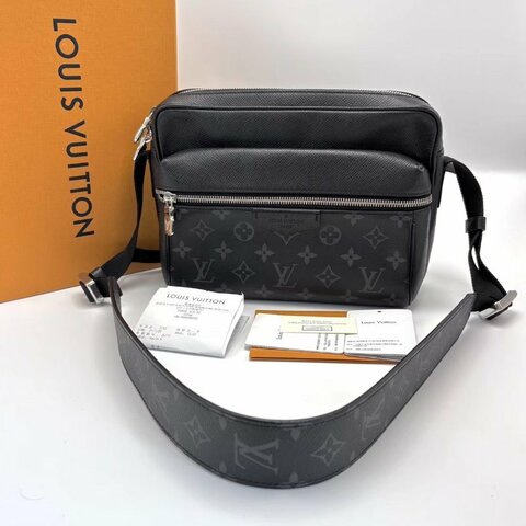 LV 黑花黑武士肩背斜背郵差包 芯片款 25*18*8 98新配件盒子購證塵袋