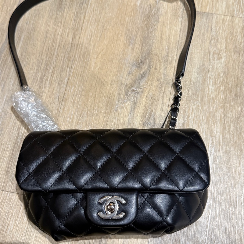 CHANEL香奈兒 經典雙C LOGO菱格紋小牛皮轉釦腰包-0