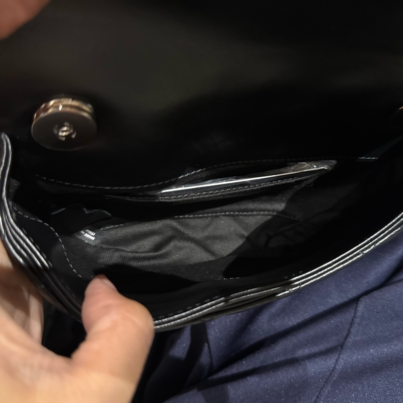 CHANEL香奈兒 經典雙C LOGO菱格紋小牛皮轉釦腰包-10