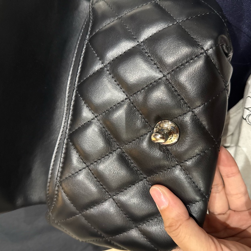 CHANEL香奈兒 經典雙C LOGO菱格紋小牛皮轉釦腰包-13