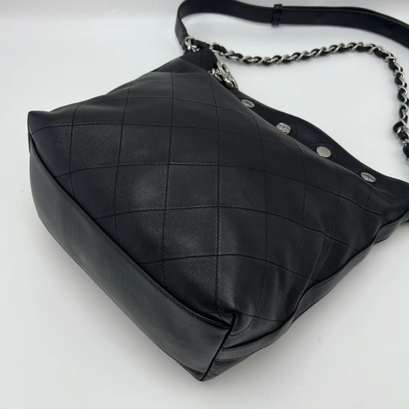 CHANEL 25p黑銀hobo水桶肩背包23.5*28*13 98新配件塵袋購證-1