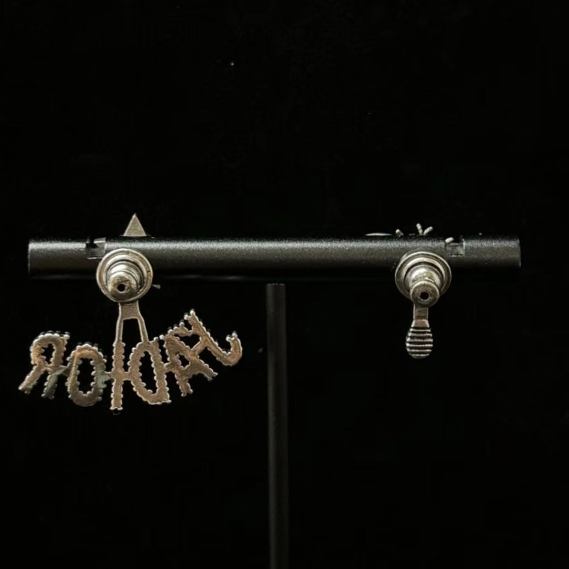 DIOR 銀色水鑽不對稱蜜蜂耳釘 98新-3