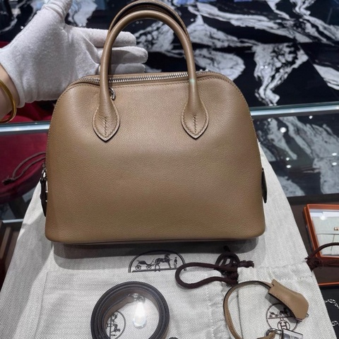 Hermes Bolide保齡球包，餅乾色EC皮，銀色五金，經典25cm尺寸。成色幾乎全新，保存很好