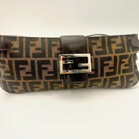 FENDI 老花銀扣法棍腋下包 28*12*1 98新配件塵袋