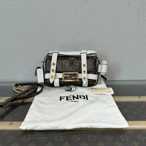FENDI 老花拼白金扣肩背斜背包 19*12*5 99新配件塵袋