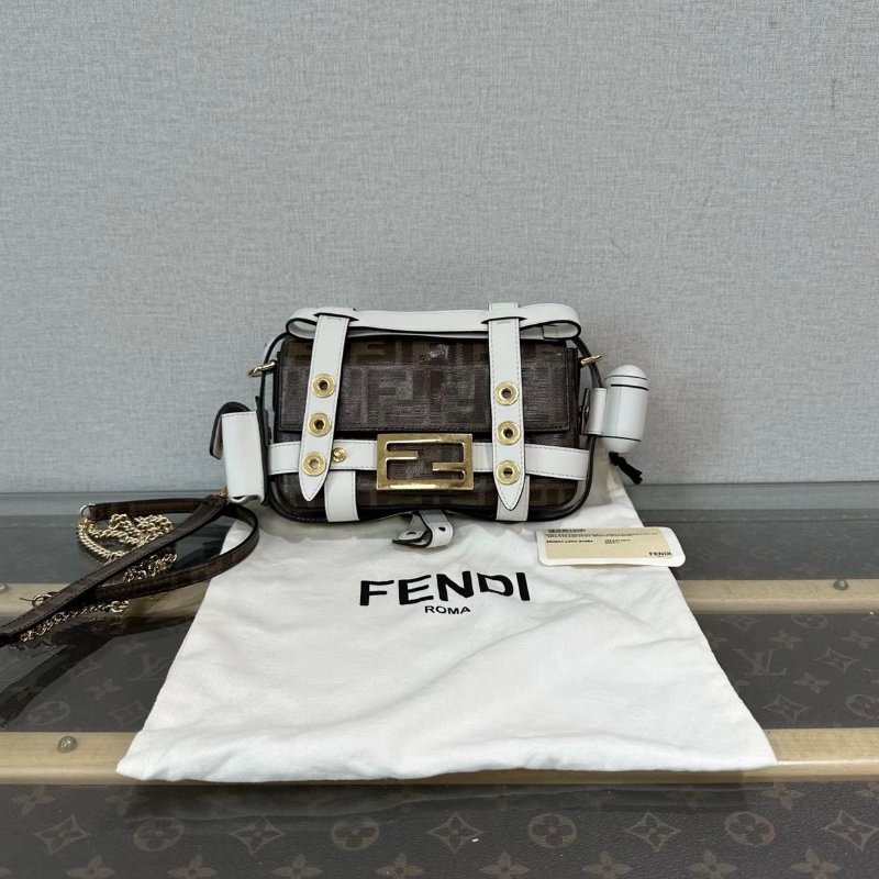 FENDI 老花拼白金扣肩背斜背包 19*12*5 99新配件塵袋-0