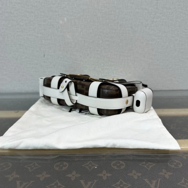 FENDI 老花拼白金扣肩背斜背包 19*12*5 99新配件塵袋-2
