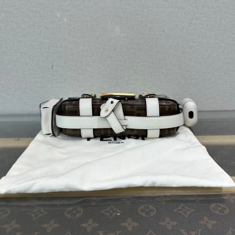FENDI 老花拼白金扣肩背斜背包 19*12*5 99新配件塵袋-3