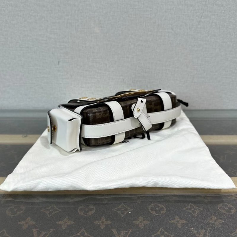 FENDI 老花拼白金扣肩背斜背包 19*12*5 99新配件塵袋-4