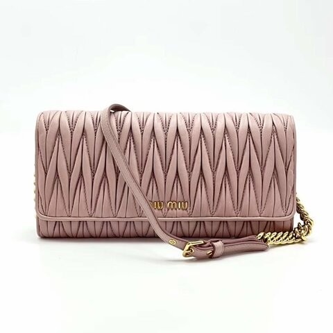 MIUMIU 粉色金扣皺摺羊皮肩背鏈條包包21*11*2 98新配件塵袋