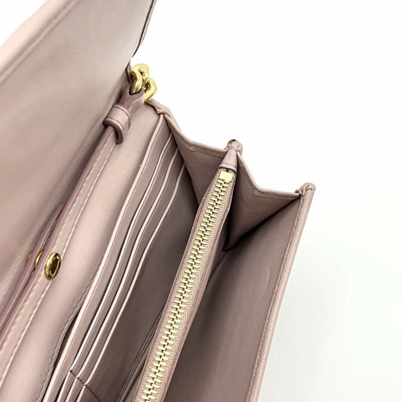 MIUMIU 粉色金扣皺摺羊皮肩背鏈條包包21*11*2 98新配件塵袋-1