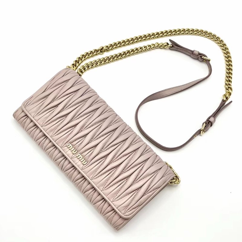 MIUMIU 粉色金扣皺摺羊皮肩背鏈條包包21*11*2 98新配件塵袋-2