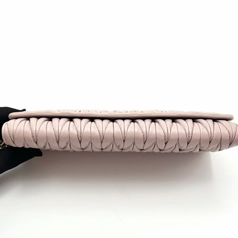 MIUMIU 粉色金扣皺摺羊皮肩背鏈條包包21*11*2 98新配件塵袋-3