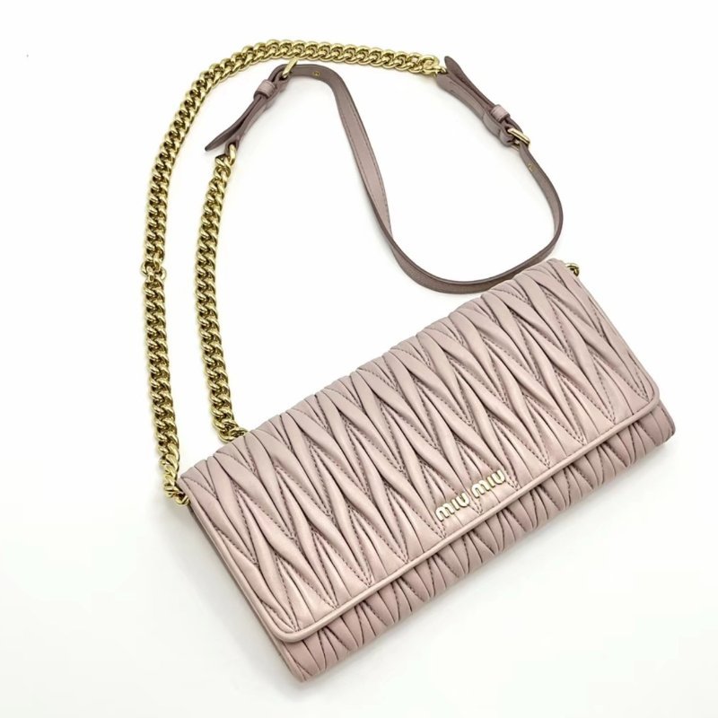 MIUMIU 粉色金扣皺摺羊皮肩背鏈條包包21*11*2 98新配件塵袋-4