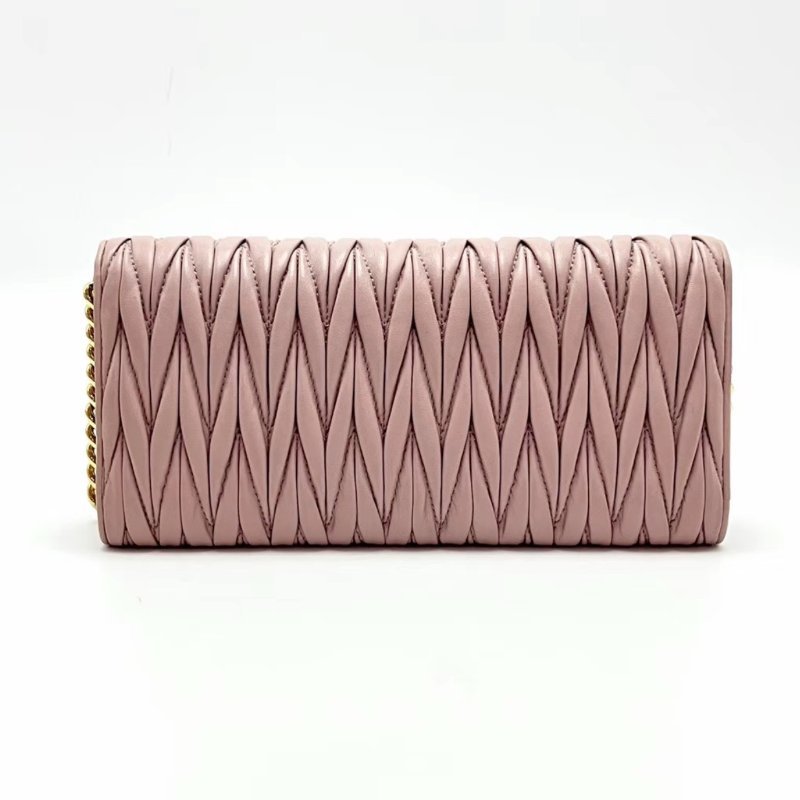 MIUMIU 粉色金扣皺摺羊皮肩背鏈條包包21*11*2 98新配件塵袋-5