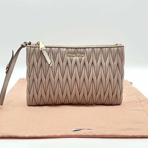 MIUMIU 金標LOGO拉鍊手拿包 20*13*1 98新配件塵袋