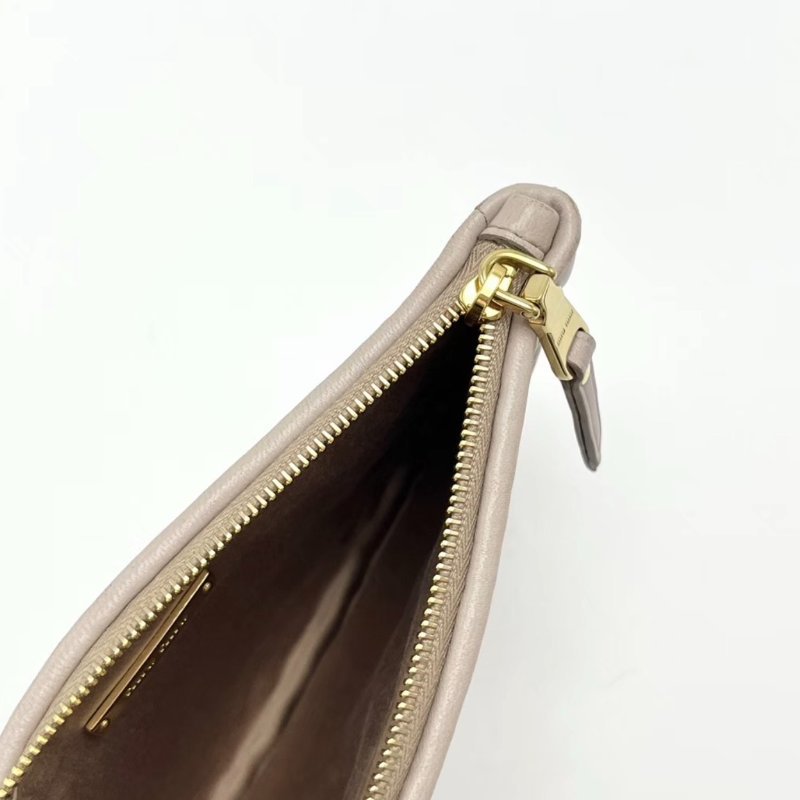 MIUMIU 金標LOGO拉鍊手拿包 20*13*1 98新配件塵袋-1