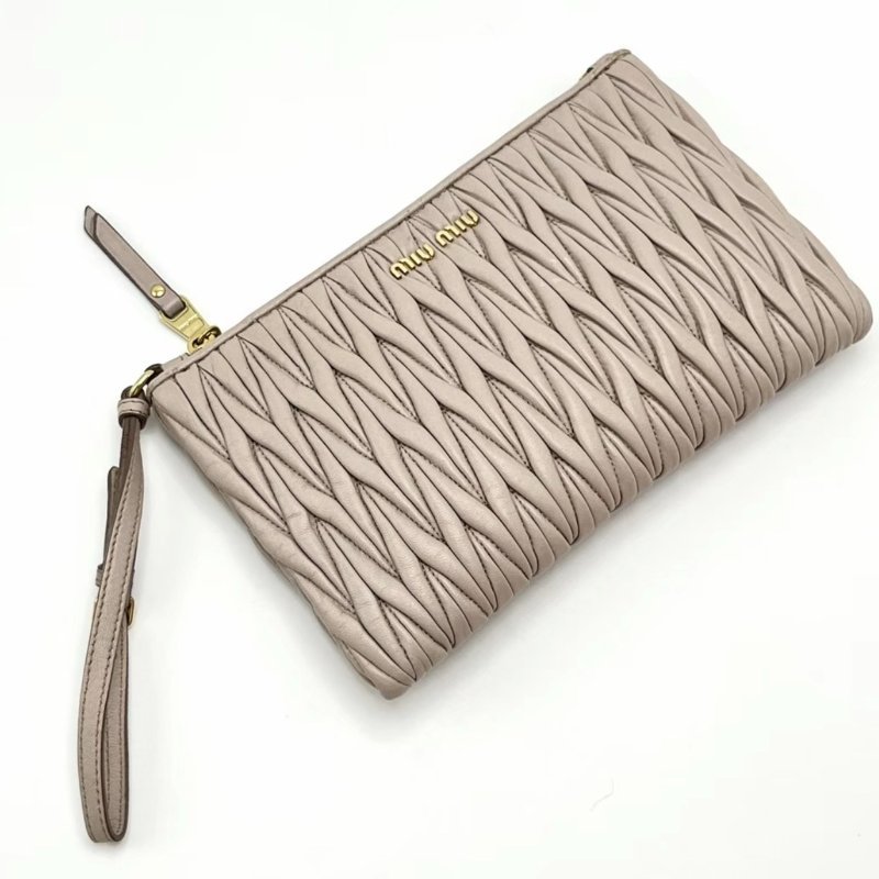 MIUMIU 金標LOGO拉鍊手拿包 20*13*1 98新配件塵袋-2