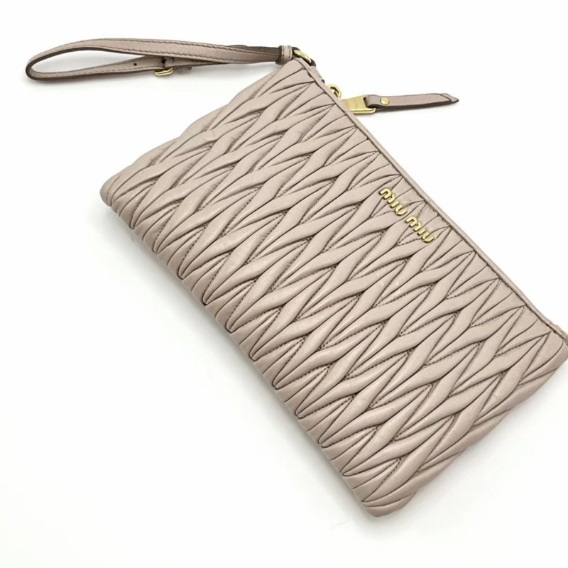 MIUMIU 金標LOGO拉鍊手拿包 20*13*1 98新配件塵袋-4