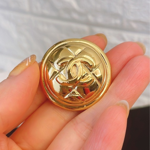 近新珍稀款vintage ✨Chanel 菱格紋雙C logo盾牌鈕扣圓形胸針