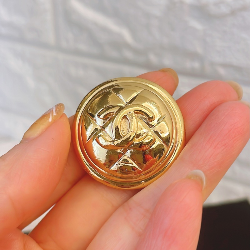 近新珍稀vintage ✨Chanel 菱格紋雙C logo盾牌鈕扣圓形胸針-1