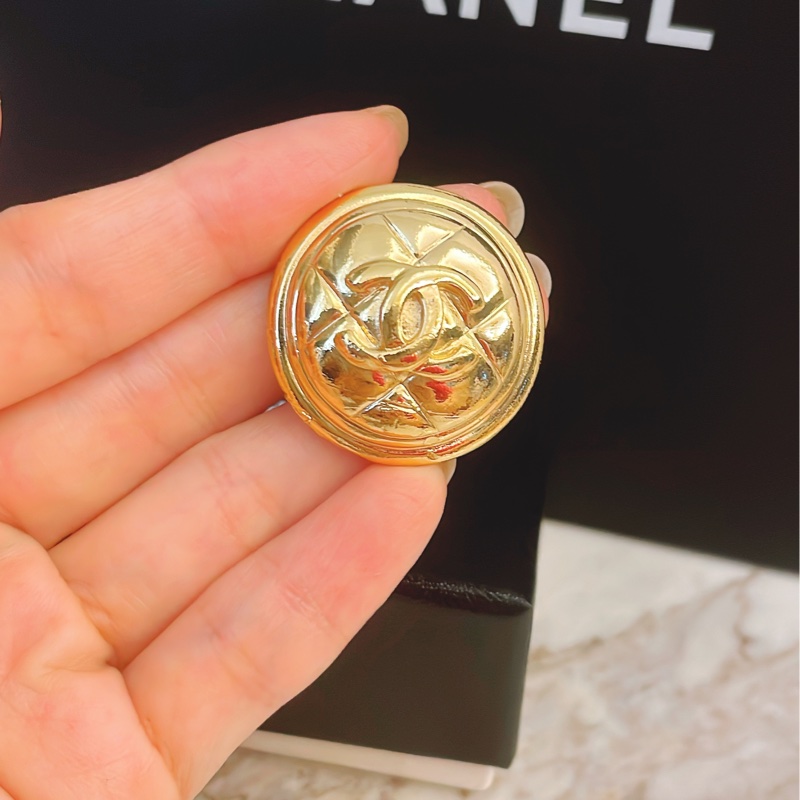 近新珍稀vintage ✨Chanel 菱格紋雙C logo盾牌鈕扣圓形胸針-6