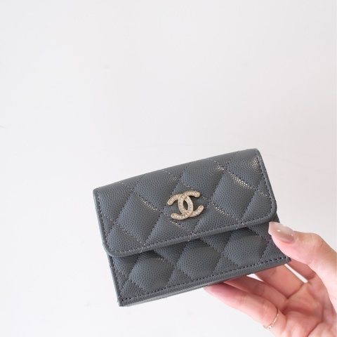 售 全新CHANEL灰色亮面粒紋牛皮小錢包