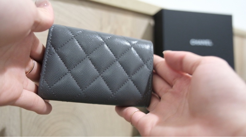 售 全新CHANEL灰色亮面粒紋牛皮小錢包-2