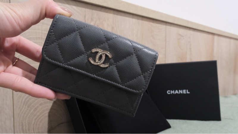 售 全新CHANEL灰色亮面粒紋牛皮小錢包-3