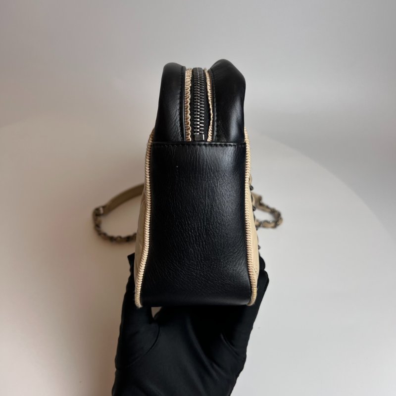 CHANEL 浮雕雙C相機包 米拚黑 23開-2