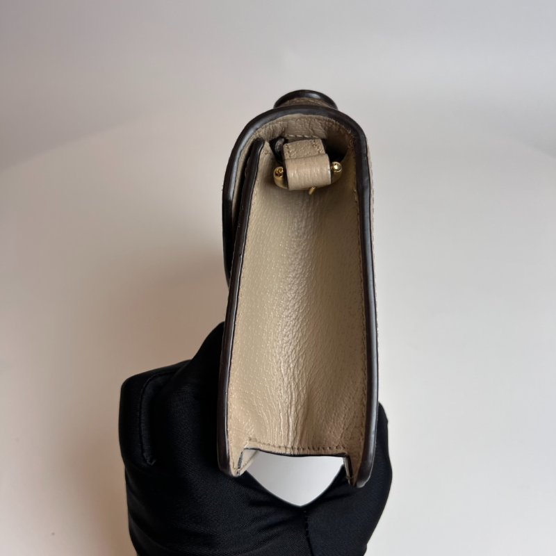 GUCCI燕麥奶老花金扣金鍊包-2