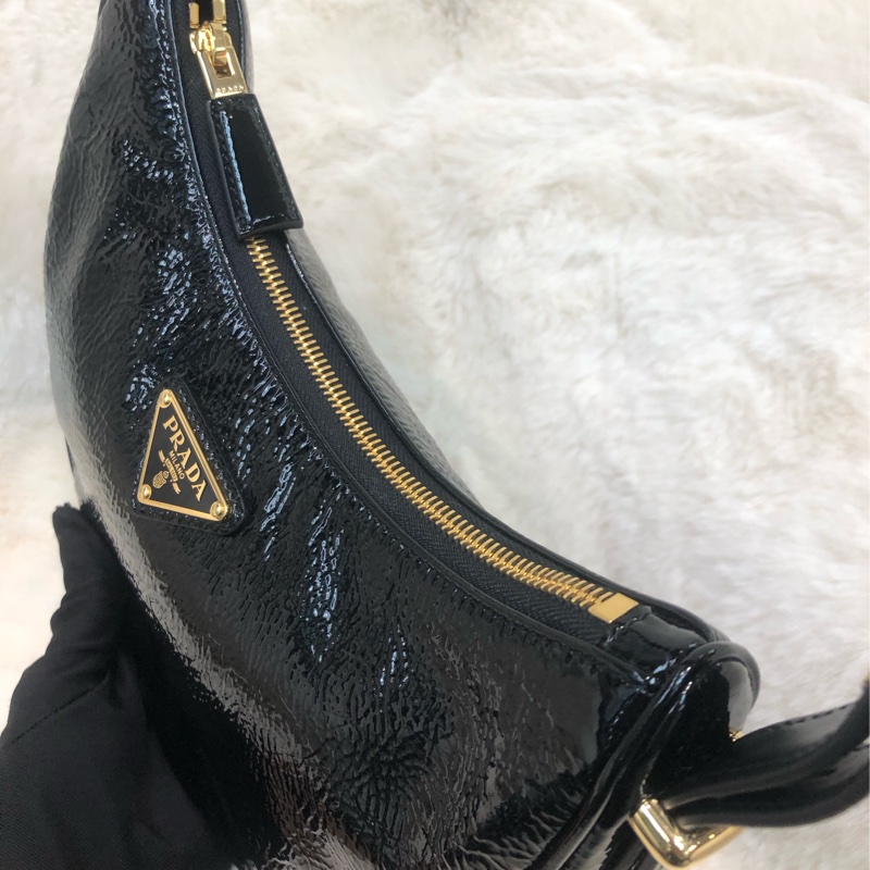 Prada 油蠟皮 金扣 Hobo 月亮 腋下包 XB902-9