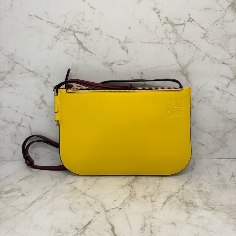 LOEWE酒紅拼黃三層拉鍊側背包-0