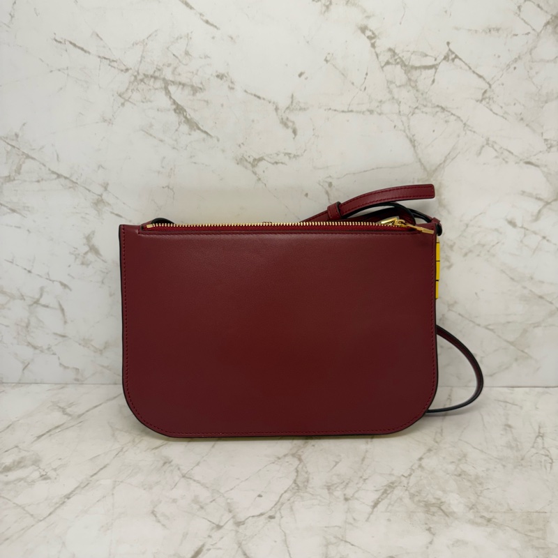 LOEWE酒紅拼黃三層拉鍊側背包-1