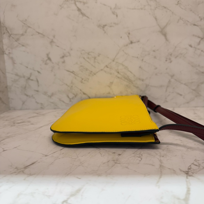 LOEWE酒紅拼黃三層拉鍊側背包-2