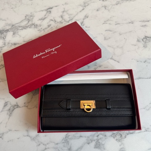 Ferragamo 黑皮革玫瑰金釦式長夾