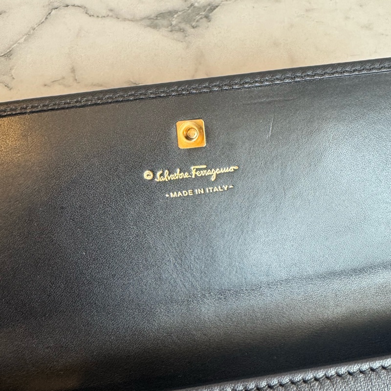 Ferragamo 黑皮革玫瑰金釦式長夾-12