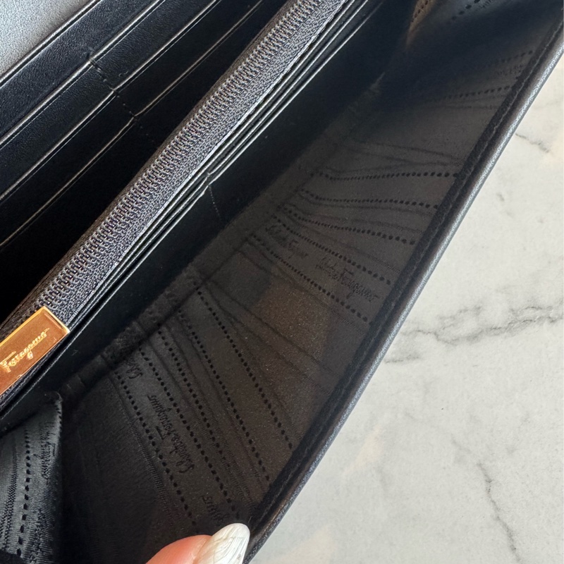 Ferragamo 黑皮革玫瑰金釦式長夾-19