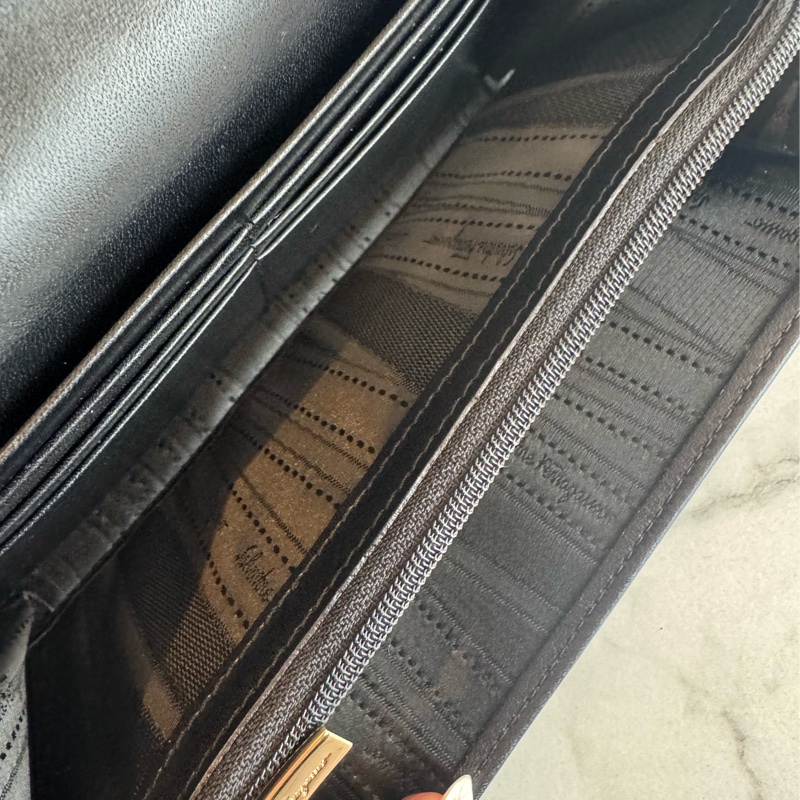 Ferragamo 黑皮革玫瑰金釦式長夾-21