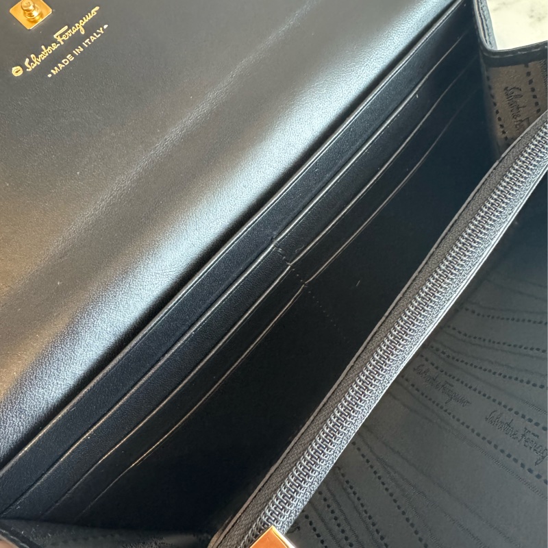 Ferragamo 黑皮革玫瑰金釦式長夾-22