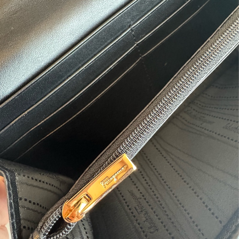 Ferragamo 黑皮革玫瑰金釦式長夾-23