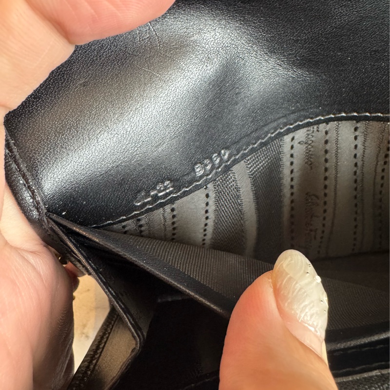 Ferragamo 黑皮革玫瑰金釦式長夾-26